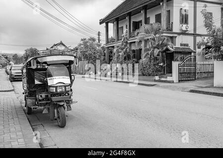 Schwarz-Weiß-Bild einer alten Tuk Tuk Rikscha in Luang Prabang Laos. Stockfoto