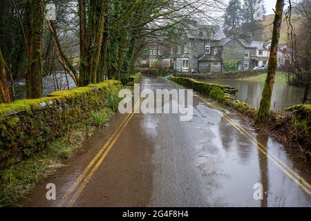 Überschwemmungen auf der Under Loughrigg Road in Ambleside durch extremes Wetter, Lake District, Großbritannien. Stockfoto