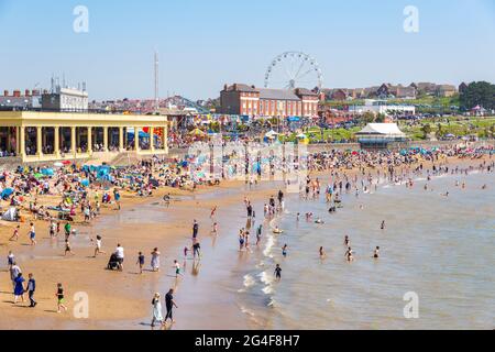 An einem sonnigen Frühlingsfeiertag ist der Strand des Seebadeorts Barry Island voll. Stockfoto