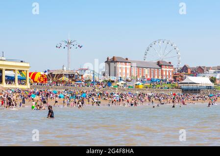 An einem sonnigen Frühlingsfeiertag ist der Strand des Seebadeorts Barry Island voll. Stockfoto