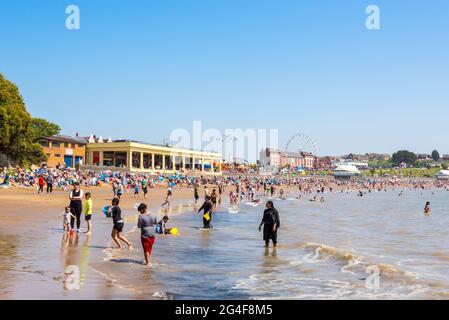 An einem sonnigen Frühlingsfeiertag ist der Strand des Seebadeorts Barry Island voll. Stockfoto