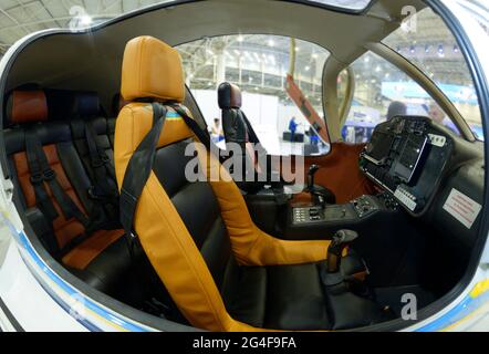 Cockpit eines leichten Passagierflugzeuges Armaturenbrett, Lenkrad, Pilot- und Beifahrersitze. Stockfoto