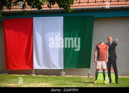 Telki, Ungarn. Juni 2021. Fußball: Europameisterschaft, Gruppe F, Ungarn, Pressekonferenz im Medienzentrum. Neben einer ungarischen Flagge, die aus dem Medienzentrum hängt, steht eine Pappdisplays von Trainer Marco Rossi. Quelle: Robert Michael/dpa-Zentralbild/dpa/Alamy Live News Stockfoto