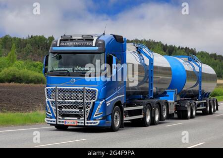 Salo, Finnland. 28.Mai 21. Neuer Volvo FH540 Tankwagen von Transport Sjoman Oy ab, einer der ersten Volvo Trucks der neuen Baureihe, die an den Kunden ausgeliefert wurden. Stockfoto