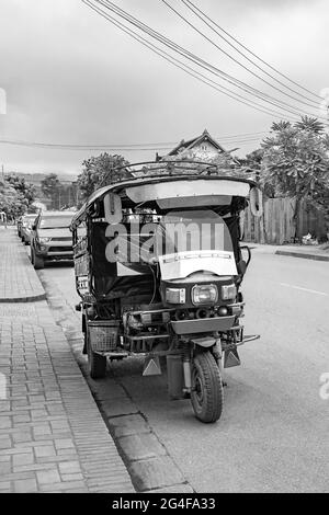 Schwarz-Weiß-Bild einer alten Tuk Tuk Rikscha in Luang Prabang Laos. Stockfoto