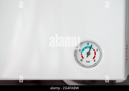 Druckskala mit einem Pfeil an der Wand eines Warmwasserbereifens, Nahaufnahme Stockfoto