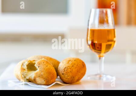 Köstlicher, mit Käse gefüllter Kabeljau-Fischkuchen, serviert in Porto, Portugal Stockfoto