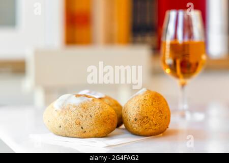 Köstlicher, mit Käse gefüllter Kabeljau-Fischkuchen, serviert in Porto, Portugal Stockfoto