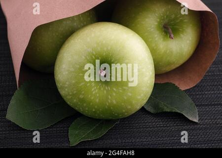 Frisch geerntete grüne Äpfel in einem Papierbeutel. Low-Taste. Nahaufnahme. Stockfoto