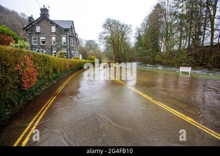 Überschwemmungen auf der Under Loughrigg Road in Ambleside durch extremes Wetter, Lake District, Großbritannien. Stockfoto