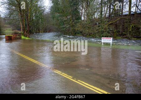 Überschwemmungen auf der Under Loughrigg Road in Ambleside durch extremes Wetter, Lake District, Großbritannien. Stockfoto