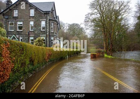 Überschwemmungen auf der Under Loughrigg Road in Ambleside durch extremes Wetter, Lake District, Großbritannien. Stockfoto