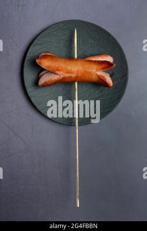 Bratwurst mit Holzspieß auf Teller, Fleischwurst, Deutschland Stockfoto