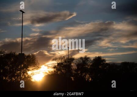 Dramatischer Himmel und Sonnenuntergang Silhouette in einem Einkaufszentrum Parkplatz in Brasilien. Am späten Nachmittag. Cumuulunimbus Wolken am Ende des Tages in Lateinamerika. Stockfoto
