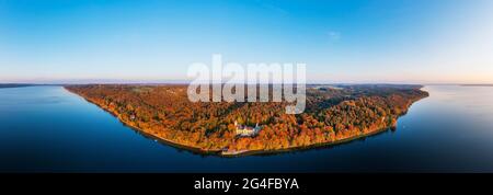 Panorama, Schloss Seeburg am Starnberger See im Abendlicht, bei Münsing, herbstlicher Mischwald, Fuenfseenland, Luftbild, Oberbayern Stockfoto