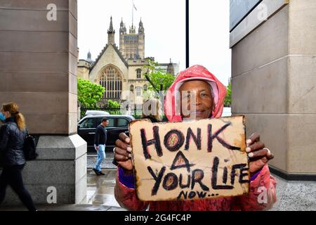 London, Großbritannien. Juni 2021. Hunderte von Demonstranten, die unsere Freiheit zurücknehmen No More Lockdowns UK mit starker Polizeipräsenz und ein paar auf Pferden zurück am 21. Juni 2021, London, Großbritannien. Kredit: Picture Capital/Alamy Live Nachrichten Stockfoto