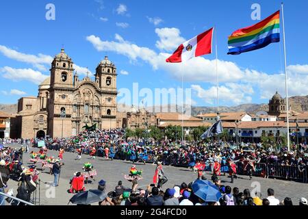 Kathedrale Kathedrale Basilica de la Virgen de la Asuncion mit Flaggen der Stadt und Perus an der Plaza de Armas, Cusco, Peru Stockfoto