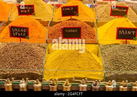 Bunte Stapel von Gewürzen auf einem orientalischen Gewürzmarkt Stockfoto