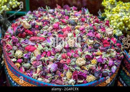 Markt mit verschiedenen Arten von Tee, Kräutern, Pflanzen und getrockneten Blumen Stockfoto