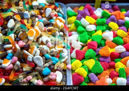 Türkische Spezialitäten bunte Schokoriegel Turkish Delight mit Muttern orientalische Süßigkeiten Stockfoto