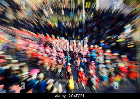 Tanzgruppe bei der Parade am Vorabend von Inti Raymi, Festival der Sonne, abstrakt Stockfoto