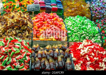 Türkische Spezialitäten bunte Schokoriegel Turkish Delight mit Muttern orientalische Süßigkeiten Stockfoto