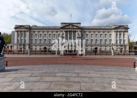 Der Buckingham Palace, die königliche Residenz der Königin des Vereinigten Königreichs, liegt an einem Ende der Mall im Zentrum von London Stockfoto