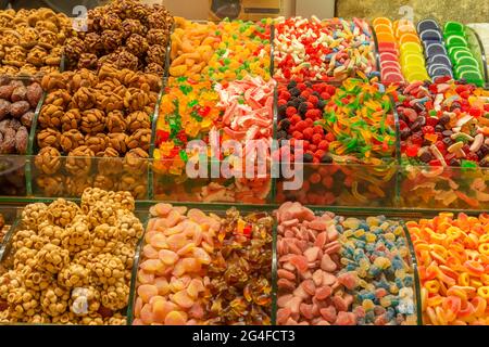 Türkische Spezialitäten bunte Schokoriegel Turkish Delight mit Muttern orientalische Süßigkeiten Stockfoto