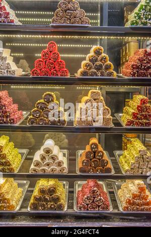 Türkische Spezialitäten bunte Schokoriegel Turkish Delight mit Muttern orientalische Süßigkeiten Stockfoto