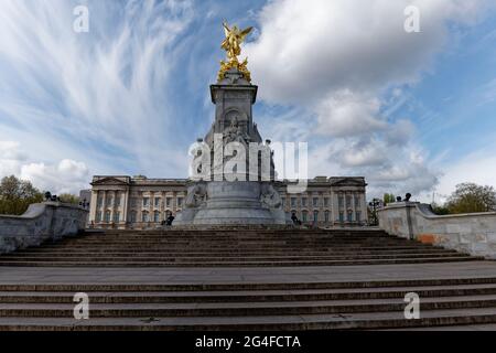 Das Victoria Memorial steht vor dem Buckingam Palace. Entworfen von Thomas Brock mit einer vergoldeten geflügelten Siegesfigur an der Spitze Stockfoto