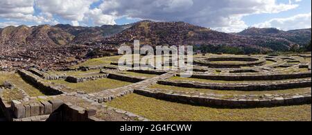 Blick von den Inka-Ruinen Sacsayhuaman auf die Stadt Cusco, Peru Stockfoto