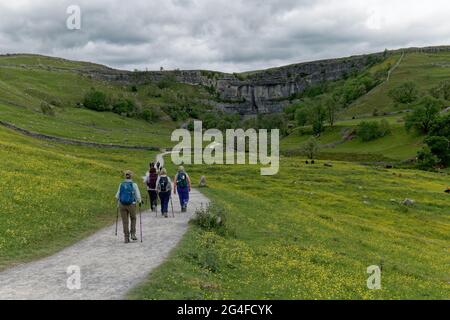 Eine Gruppe von Wandererinnen macht sich auf dem Weg zum malerischen Juwel Malham Cove im Yorkshire Dales National Park auf den Weg Stockfoto