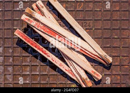 Alte verblasste Klappregel oder Messerstift, rostiger Werkzeugstock auf nassem rostigen Eisenblech, Deutschland Stockfoto