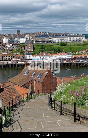 199 Steinstufen führen vom Hafen zur Whitby Abbey und bieten einen herrlichen Blick über diesen hübschen Fischerhafen in Yorkshire Stockfoto