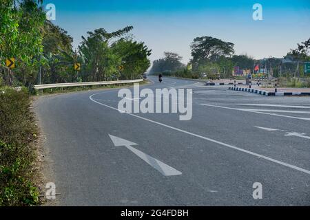 Howrah, Westbengalen, Indien - 24. Februar 2018 : Nationalstraße von Indien mit betonierter Straße, blauer Himmel oben. Stock-Bild. Stockfoto