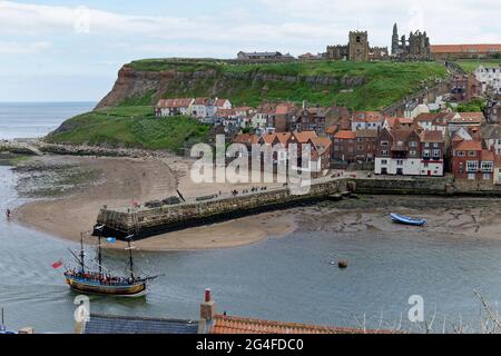 Die Ruinen der Whitby Abbey überblicken den Fluss Esk, der aus dem Fischereihafen in die Nordsee an der Küste von Yorkshire mündet Stockfoto