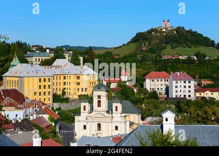 Blick über die Stadt, in der Mitte die Kirche der Himmelfahrt der Jungfrau Maria und im Hintergrund der Kalvarienberg, Banska Stiavnica oder Schemnitz oder Stockfoto