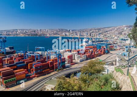 VALPARAISO, CHILE - 29. MÄRZ: Kraniche in einem Hafen von Valparaiso, Chile Stockfoto