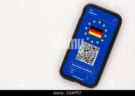 Symbol Foto Impfprivileg, Smartphone mit digitalem europäischen Impfpass mit QR-Code, Corona-Krise, Deutschland Stockfoto