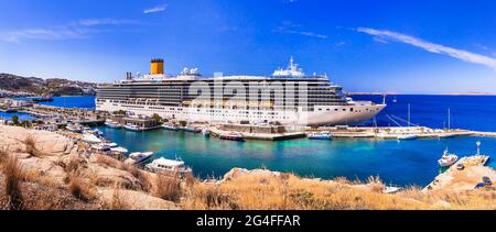 Schiff im Hafen der Insel Mykonos. Griechenland Reisen. Sommerferien im Mittelmeer Stockfoto