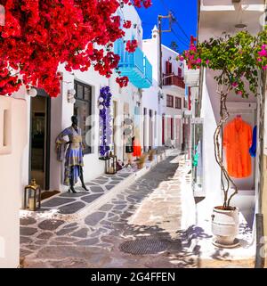 Authentisches traditionelles Griechenland. Charmante, farbenfrohe Blumenstraßen auf der Insel Mykonos mit Modegeschäften. Kykladen Stockfoto