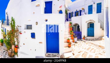 Griechenland, Kykladen. Schönes traditionelles griechisches Dorf in Lefkes auf der Insel Paros. Typische weiß getünchte Häuser und schmale Gassen mit Blumen. Stockfoto