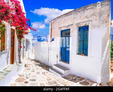 Griechenland, Kykladen. Schönes traditionelles griechisches Dorf in Lefkes auf der Insel Paros. Typische weiß getünchte Häuser und schmale Gassen mit Blumen. Stockfoto