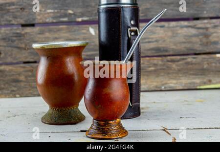 Utensilien für Mate und Mate trinken. chimarrão, oder Mate, ist ein charakteristisches Getränk der südlichen Kegelkultur, das von den indigenen Kulturen geerbt wurde Stockfoto