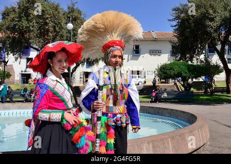 Indigenes Paar einer Tanzgruppe in farbenfroher Tracht, Cusco, Peru Stockfoto