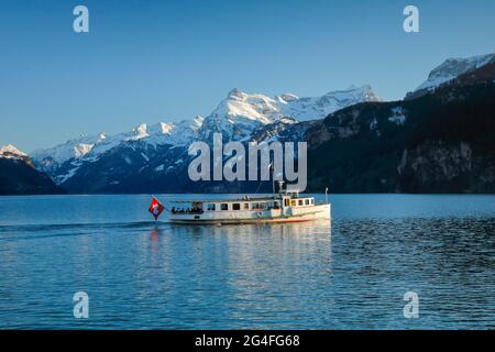 Blick von Brunnen auf einem Boot auf den Urnersee vor der Bergkulisse der Uri-Alpen, Schweiz Stockfoto