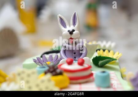 Essbare violette Hase Figur aus Zuckerpaste oder Fondant Sahnehäubchen auf einem Kuchen close-up Stockfoto