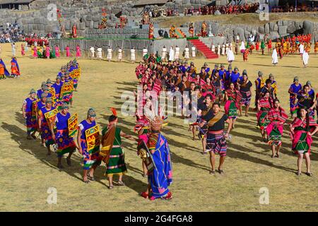 Inti Raymi, Fest der Sonne, Tanzgruppe vor dem Heiligtum, Ruinen des Inka Sacsayhuaman, Cusco, Peru Stockfoto