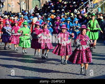 Tanzgruppe bei der Parade am Vorabend von Inti Raymi, Festival der Sonne Stockfoto