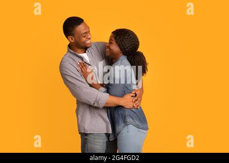 Glückliche Junge Afroamerikanische Ehegatten Umarmen Und Lächeln Sich Gegenseitig Stockfoto